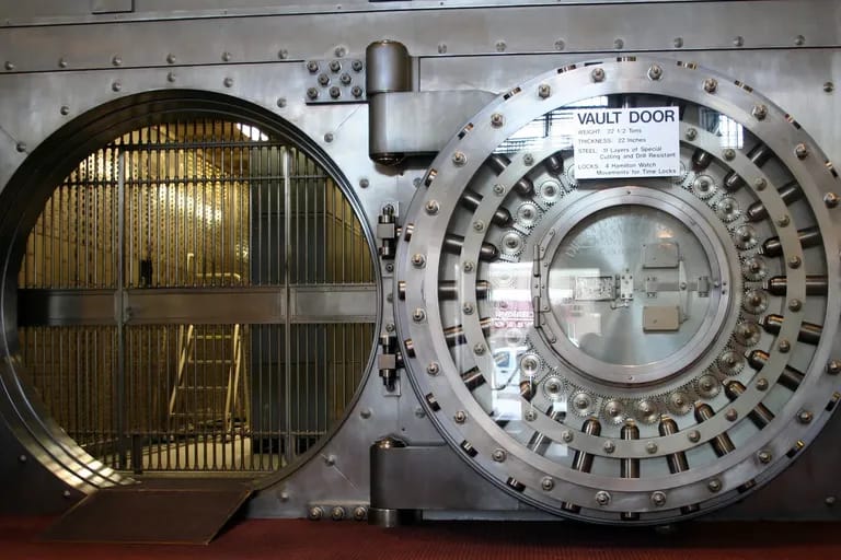 Porte blindée ouverte d'un coffre-fort de banque