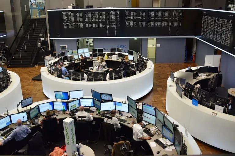 Salle des marchés de la Bourse de Francfort avec écrans et tableau de cotations