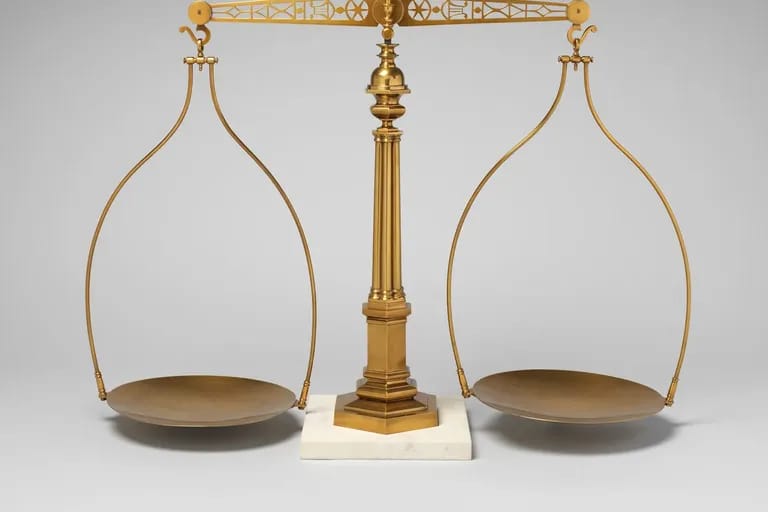 Balance à deux plateaux en laiton, symbole d'équilibre