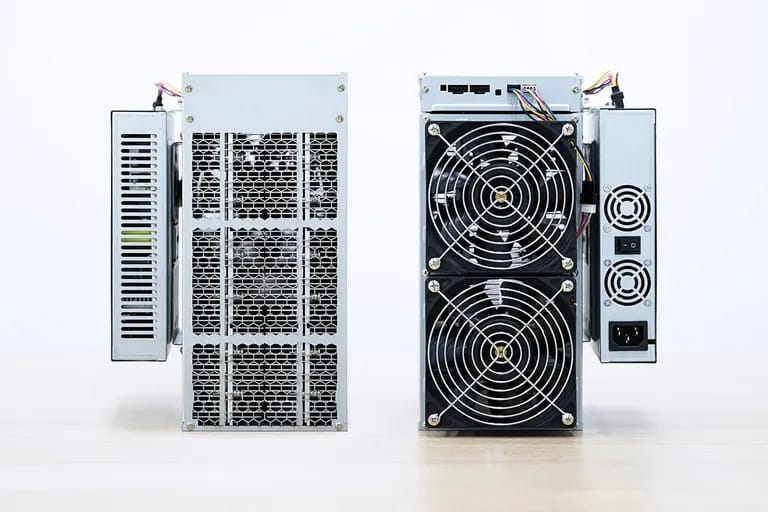 Deux machines de minage Bitcoin ASIC posées côte à côte