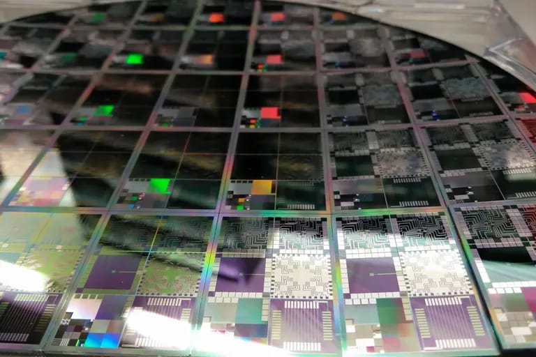 Gros plan macro sur une plaquette de silicium gravée aux reflets irisés