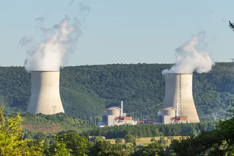 Centrale nucléaire de Chooz et ses tours de refroidissement dans une vallée boisée