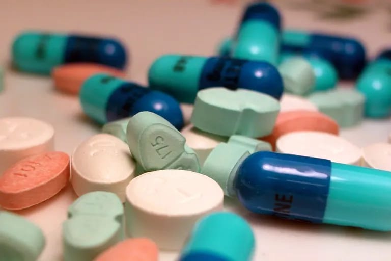 Assortiment de gélules et comprimés pharmaceutiques colorés en gros plan
