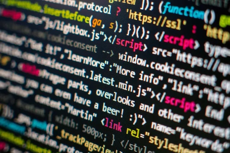 Code source coloré affiché en gros plan sur un écran d'ordinateur