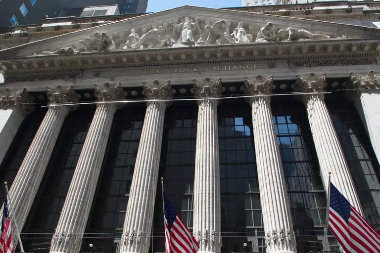Façade à colonnes de la Bourse de New York et drapeaux américains